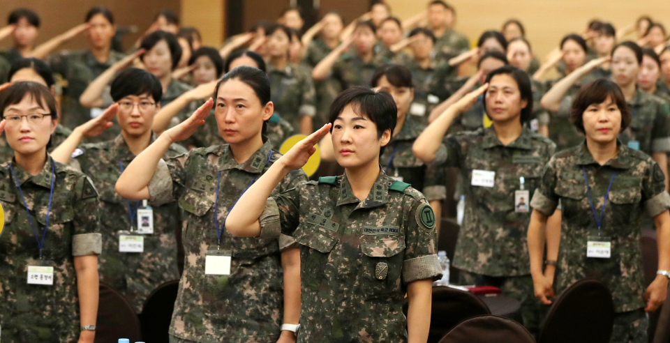 여군들이 지난 2018년 9월 6일 서울 용산구 국방컨벤션에서 열린 제68주년 여군창설일 기념 ‘국방여성 리더십 발전 워크숍’에서 국기에 대한 경례를 하고 있다. ⓒ뉴시스