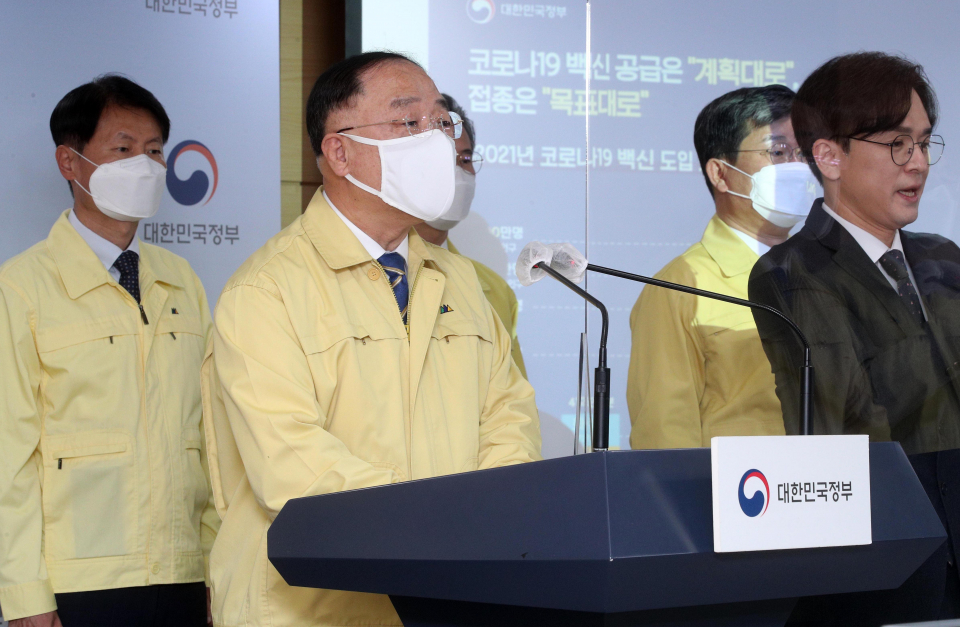 홍남기 국무총리 직무대행이 26일 서울 종로구 정부서울청사에서 백신 수급 및 접종 관련 계획 대국민담화를 발표하고 있다. ⓒ뉴시스