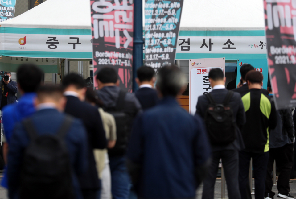 시민들이 28일 서울 중구 서울역광장에 마련된 임시선별검사소에서 코로나바이러스감염증-19(코로나19) 검사를 받기 위해 줄을 서 있다. ⓒ뉴시스