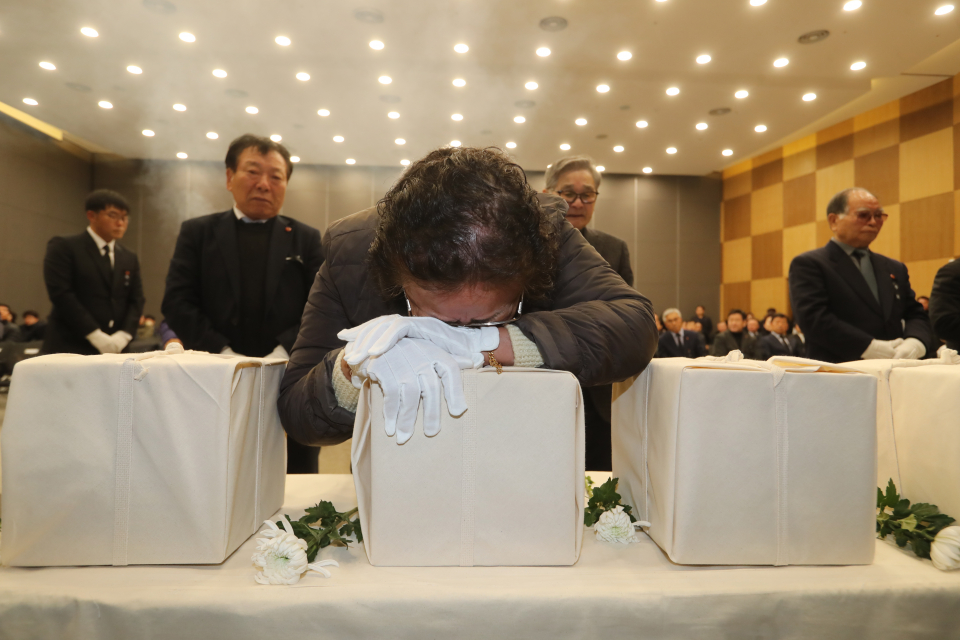 제주 4·3 희생자 유족이 지난 2020년 1월 22일 발굴 유해 신원확인 보고회가 열린 제주4·3평화공원 평화교육센터에서 오열하고 있다. ⓒ뉴시스