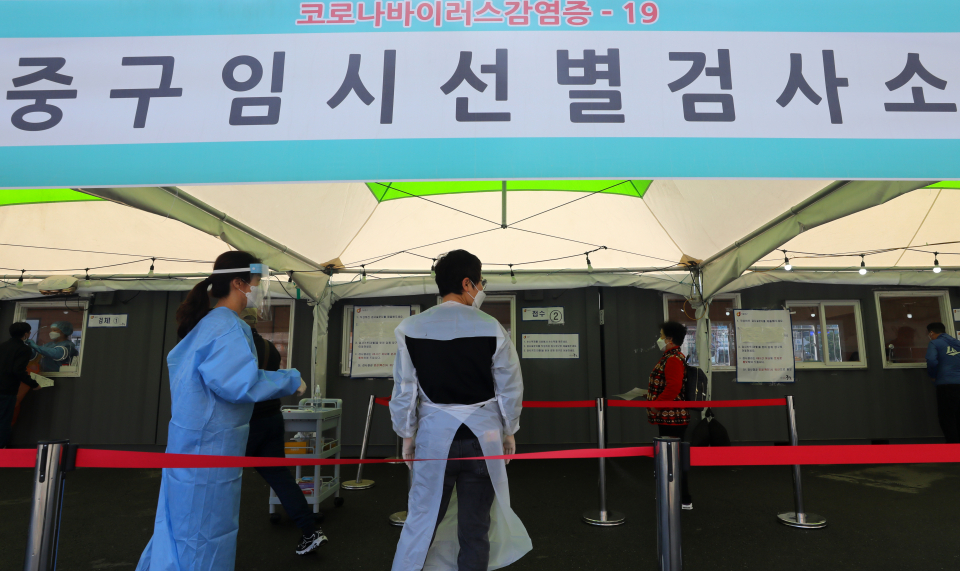 시민들이 지난 2일 서울 중구 서울역광장에 설치된 임시선별검사소에서 코로나바이러스감염증-19(코로나19) 검사를 받기 위해 대기하고 있다. ⓒ뉴시스