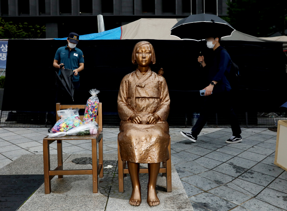 지난 2020년 8월 14일 서울 종로구 옛 일본대사관 앞 평화의 소녀상뒤로 시민이 지나가고 있다. ⓒ뉴시스