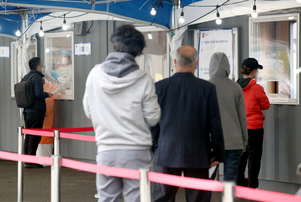 시민들이 지난 5일 서울 중구 서울역광장에 마련된 코로나바이러스감염증-19(코로나19) 임시 선별검사소에서 검사를 받고 있다. ⓒ뉴시스