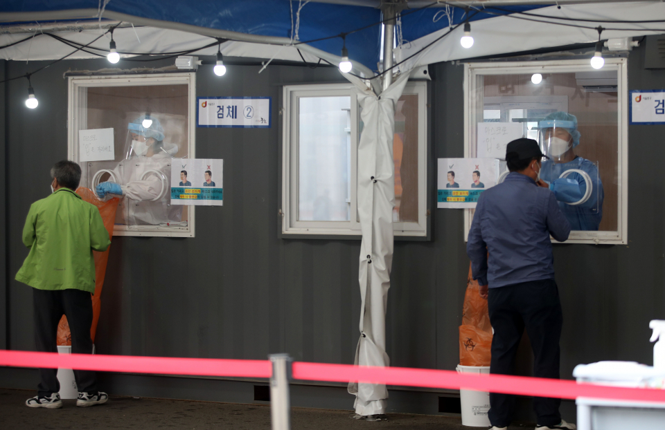 시민들이 지난 10일 서울 중구 서울역광장에 설치된 코로나바이러스감염증-19(코로나19) 임시선별검사소에서 검사를 받고 있다. ⓒ뉴시스