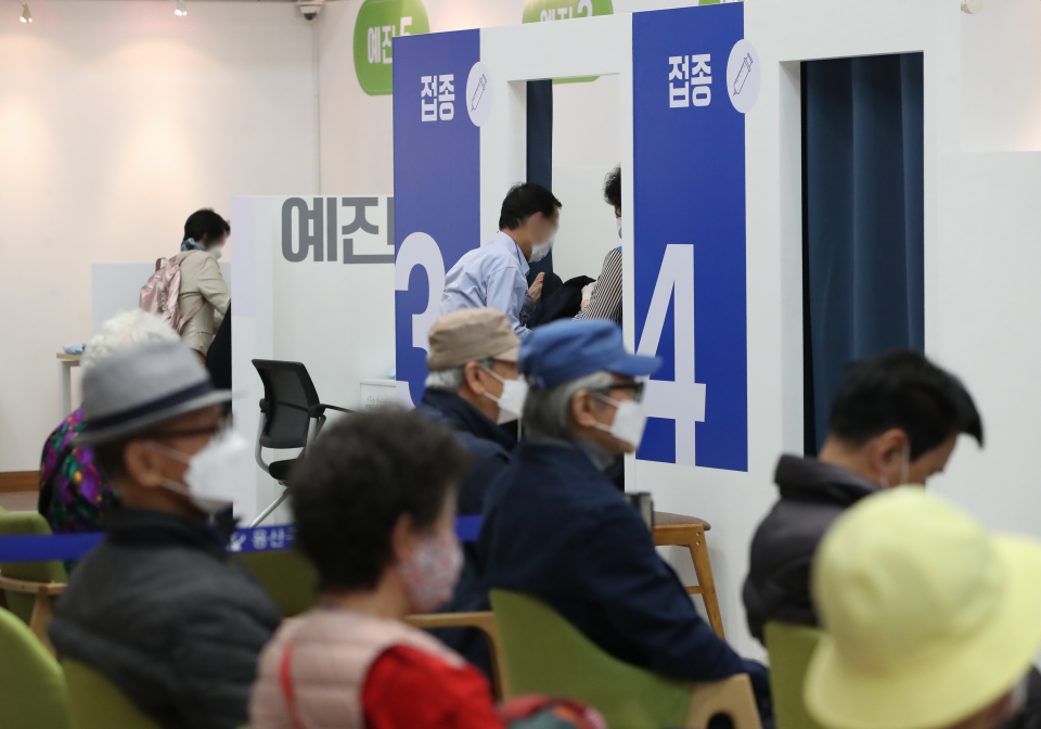 어르신들이 지난 10일 서울 용산구 코로나바이러스감염증-19(코로나19) 백신 예방접종센터에서 접종을 기다리고 있다. ⓒ뉴시스