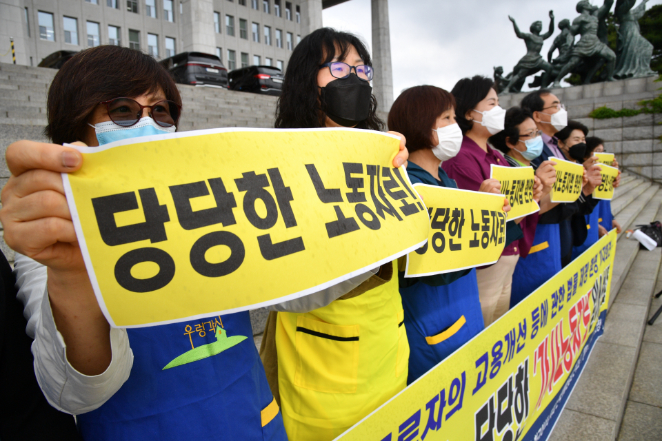 가사노동자 단체 회원들이 21일 서울 영등포구 국회에서 열린 ‘가사노동자 고용개선법 통과, 환영 기자회견’에 참석해 구호를 외치고 있다. ⓒ뉴시스