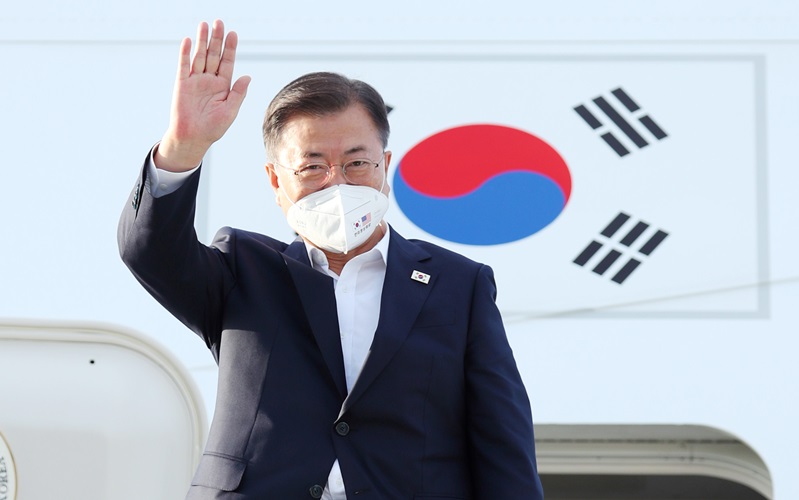 방미일정을 마친 문재인 대통령이 22일 오후(현지시간) 미국 애틀랜타 하츠필드 잭슨 애틀랜타 국제공항에서 귀국 전용기에 탑승하며 환송나온 관계자들을 향해 손을 들어 인사하고 있다.ⓒ뉴시스