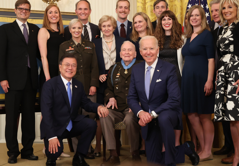 21일 오후(현지시간) 미국 워싱턴 백악관 이스트룸에서 열린 한국전쟁 명예 훈장 수여식에 참석해 랠프 퍼킷 주니어 퇴역 대령에게 훈장을 수여한 뒤 기념촬영을 하고 있는 문재인 대통령과 조 바이든 미국 대통령 ⓒ뉴시스