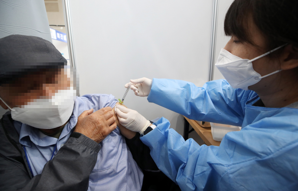 한 시민이 지난 25일 서울 도봉구 시립창동청소년센터에 마련된 코로나바이러스감염증-19(코로나19) 백신접종센터에서 백신을 접종하고 있다. ⓒ뉴시스