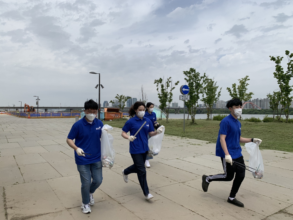 ‘해바라기 봉사단’ 5기 1조 봉사활동 이미지 ⓒbhc치킨