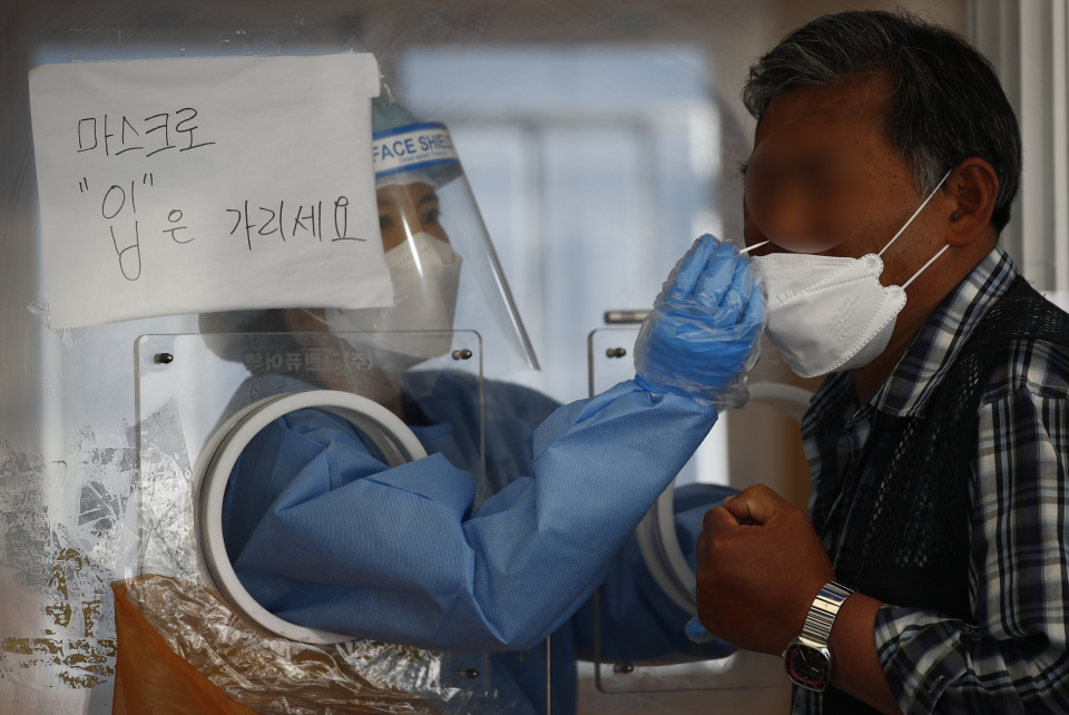 30일 오전 서울역에 설치된 중구 임시선별진료소를에서 코로나19 검사를 받고 있는 시민 ⓒ뉴시스