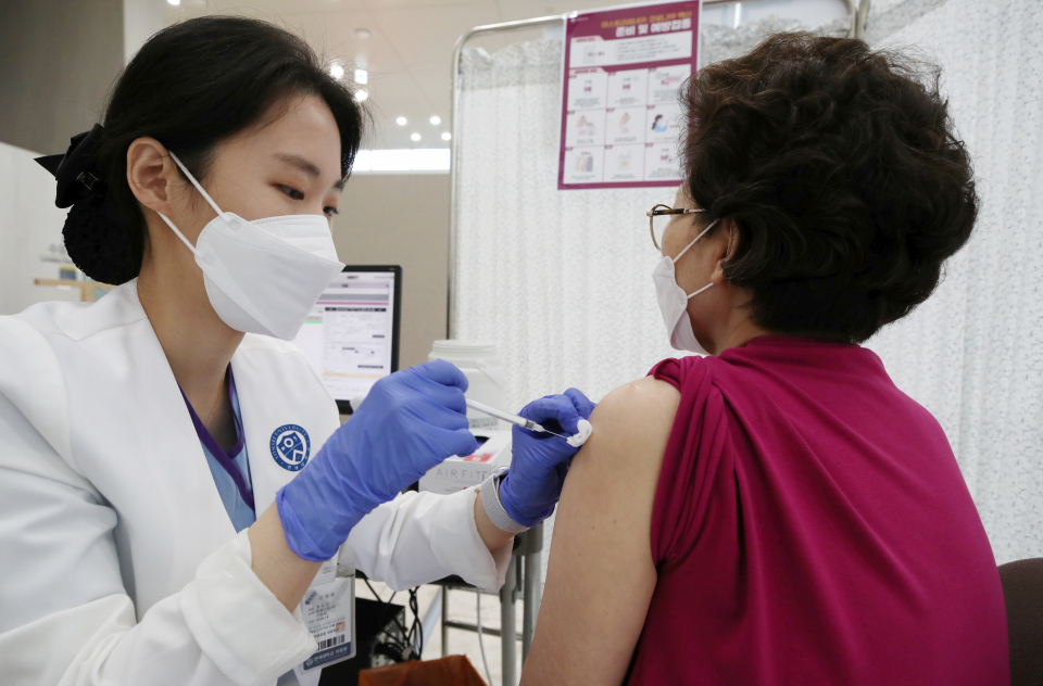 한 시민이 지난 27일 서울 서대문구 신촌세브란스병원에서 아스트라제네카 백신을 접종받고 있다. ⓒ뉴시스