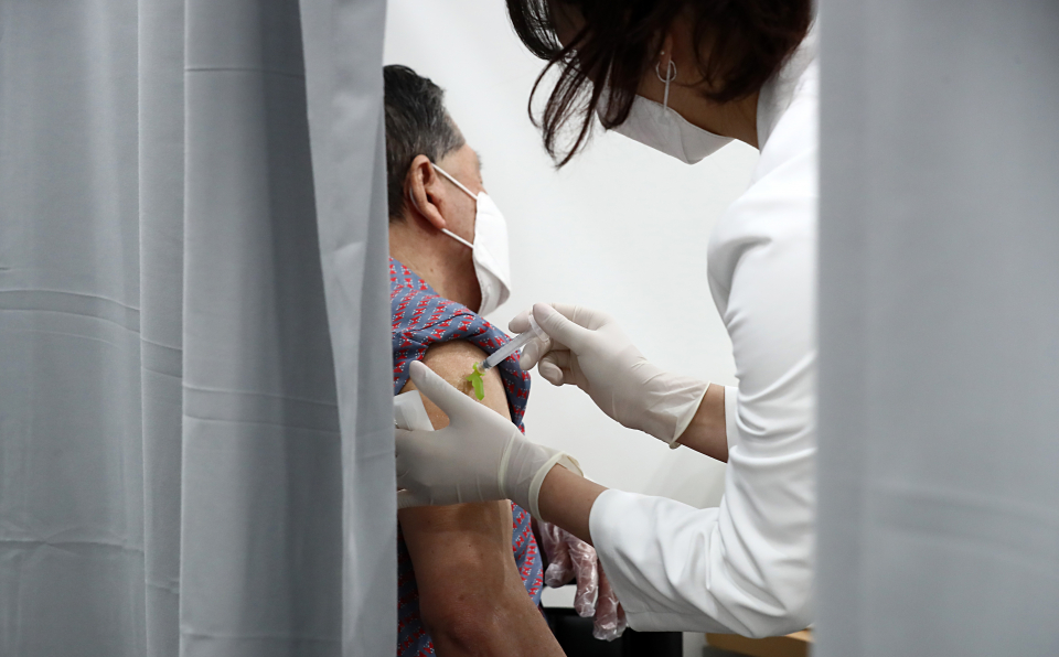 의료진이 지난 3일 서울 영등포구 영등포아트홀에 마련된 코로나바이러스감염증-19(코로나19) 예방접종센터에서 시민에게 백신을 접종하고 있다. ⓒ뉴시스