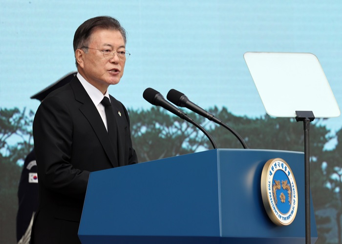 문재인 대통령이 6일 서울 동작구 국립서울현충원에서 열린 제66회 현충일 추념식에 참석해 추념사를 하고 있다.ⓒ뉴시스