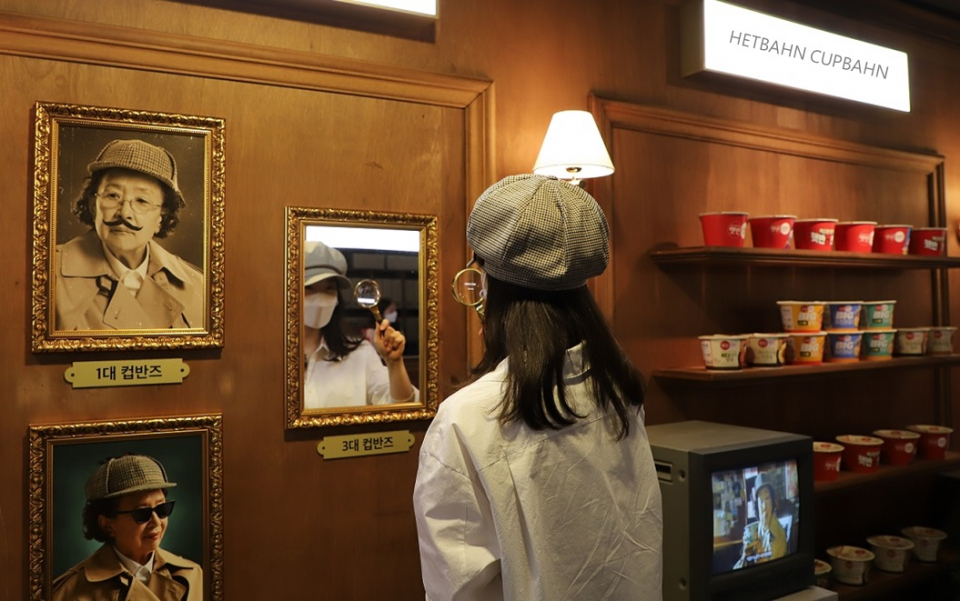 CJ제일제당_소비자가 햇반컵반 팝업스토어에서 추리게임을 체험하고 있다