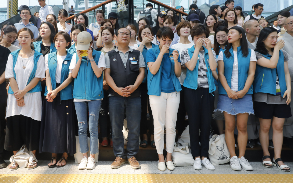 지난 2018년 7월 21일 철도 노사가 KTX 해고 승무원 복직에 합의한 뒤 서울 용산구 서울역에서 해고 승무원들이 기자회견을 열고 있다. ⓒ뉴시스