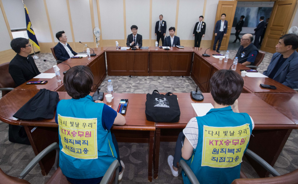 KTX 해고 승무원들이 지난 2018년 5월 30일 서울 서초구 대법원에서 김환수 대법원장 비서실장과 면담을 하고 있다. ⓒ뉴시스