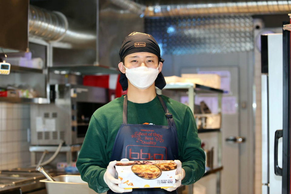 평촌중앙점 정성엽 패밀리가 기념 촬영을 하고있다.ⓒBBQ