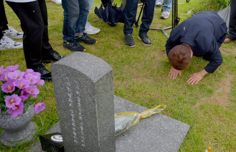 15일 광주 북구 운정동 5·18 민주묘지 내 묘 4-90에 안장된 무명열사의 신원이 비공인 행방불명자 신동남씨로 확인된 가운데 신씨 유족이 묘지에 참배하고 있다. ⓒ뉴시스