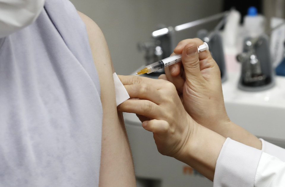 한 시민이 지난 10일 서울 노원구 미즈아이프라자산부인과에서 얀센 백신을 접종받고 있다. ⓒ뉴시스