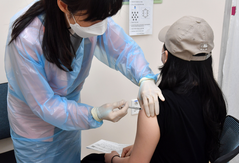 30대 미만 의료진이 지난 18일 부산 서구 동아대병원에서 모더나 백신을 접종받고 있다. ⓒ뉴시스