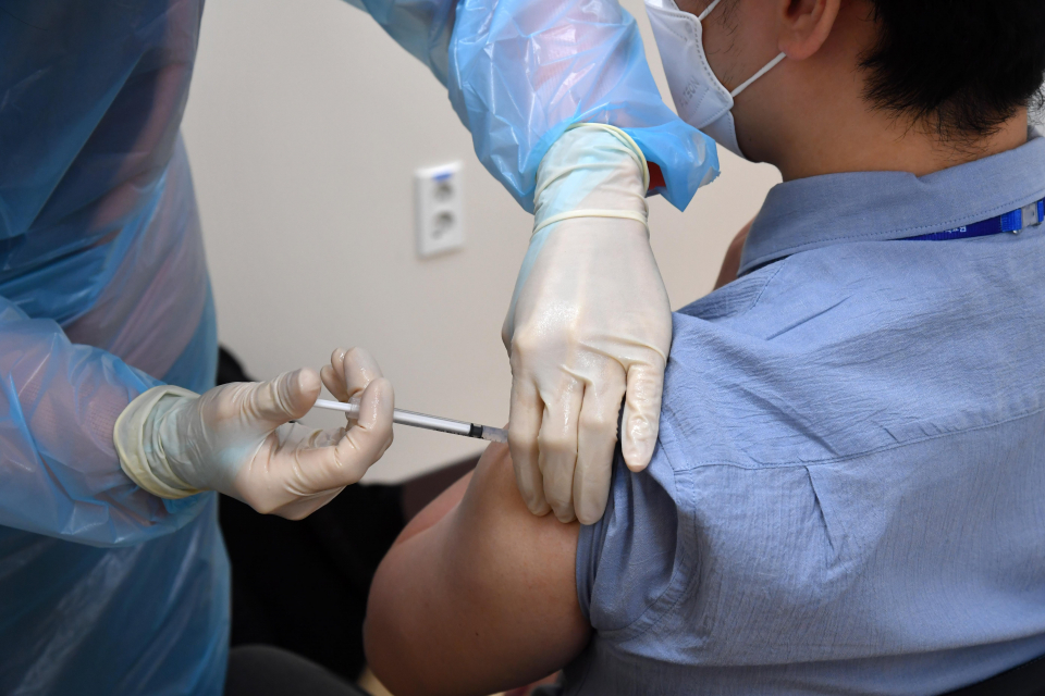 의료진이 지난 18일 부산 서구 동아대병원 30세 미만 의료인에게 모더나 백신을 접종하고 있다. ⓒ뉴시스