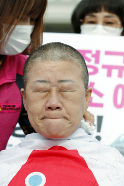 전국학교비정규직 노동조합 박미향 위원장이 지난해 10월 15일 서울 영등포구 국회 앞에서 열린 학교비정규직 법제화 촉구 기자회견에서 삭발을 하고 있다. ⓒ뉴시스