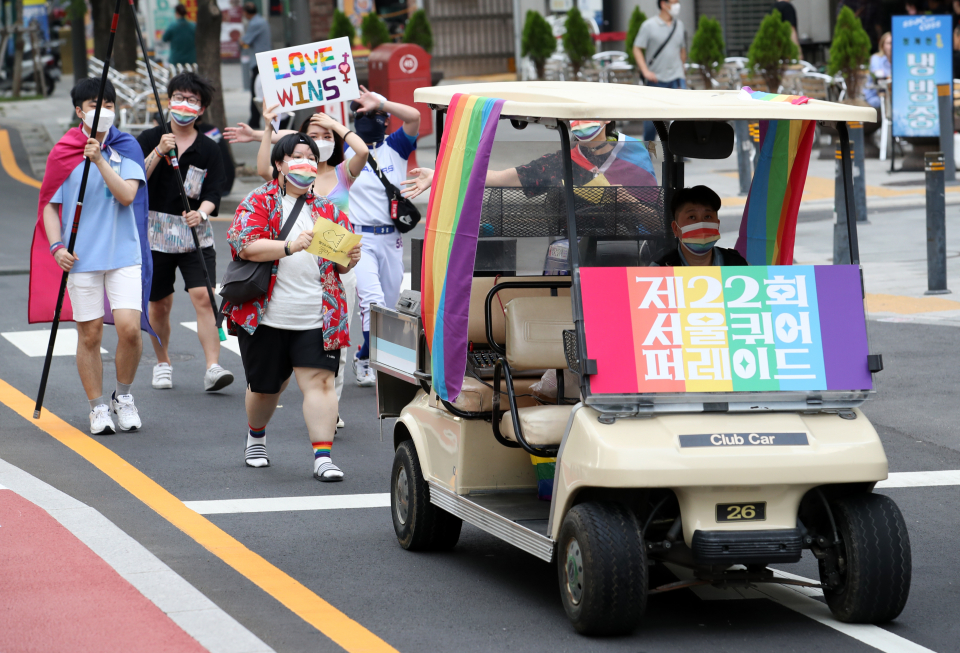 제22회 서울퀴어퍼레이드 참가자들이 지난 27일 서울 중구 남대문시장에서 출발해 청계천 한빛광장까지 행진을 하고 있다. ⓒ뉴시스
