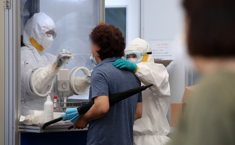 의료진지 지난 6월 30일 서울 송파구보건소에 마련된 코로나바이러스감염증-19(코로나19) 선별진료소에서 시민의 검체를 채취하고 있다. ⓒ뉴시스
