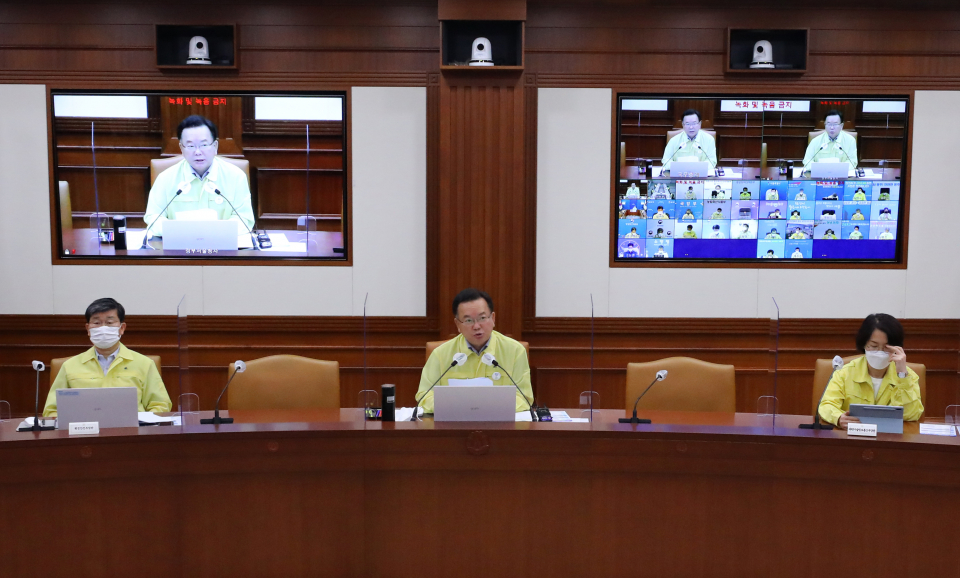 11일 오후 서울 종로구 정부서울청사에서 열린 코로나19 대응 중앙재난안전대책본부 회의에 참석해 발언하고 있는 김부겸 국무총리 ⓒ뉴시스