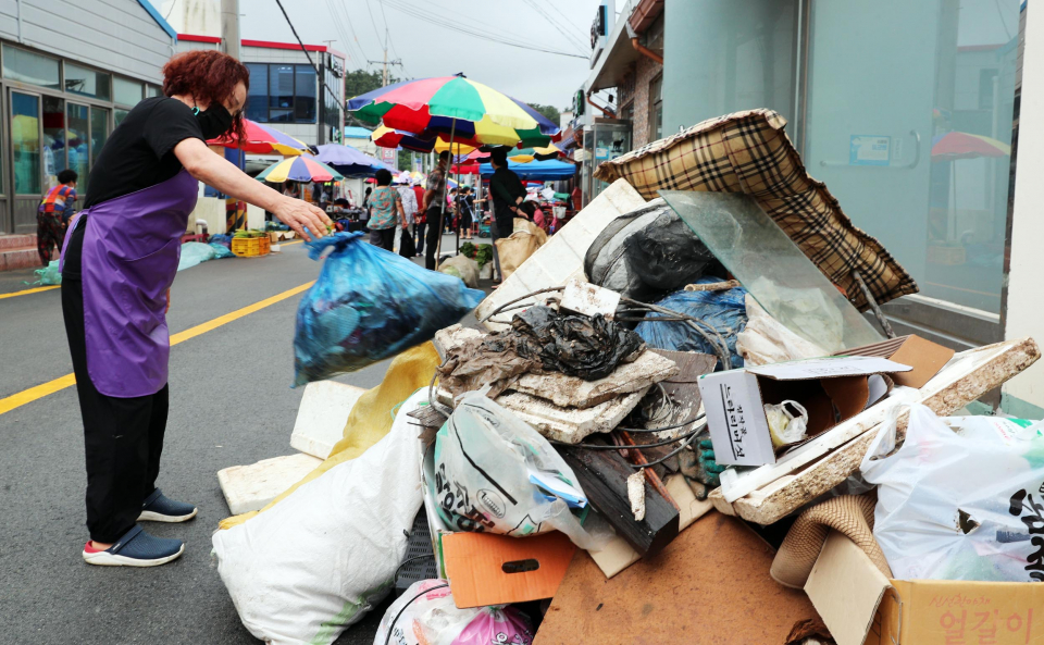 전남 진도군 주민이 지난 7일 집중호우 침수피해로 발생한 쓰레기를 상가 밖으로 내놓고 있다. ⓒ뉴시스