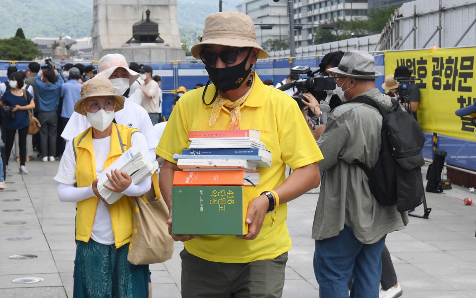 27일 세월호 기억공간을 서울시의회로 임시 이전하는 작업 ⓒ공동취재사진/뉴시스