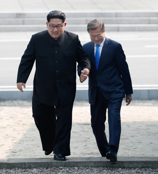 지난 2018 남북정상회담이 열린 4월 27일 오전 문재인 대통령과 김정은 북한 국무위원장이 함께 군사분계선(MDL)을 넘어오고 있다. ⓒ뉴시스