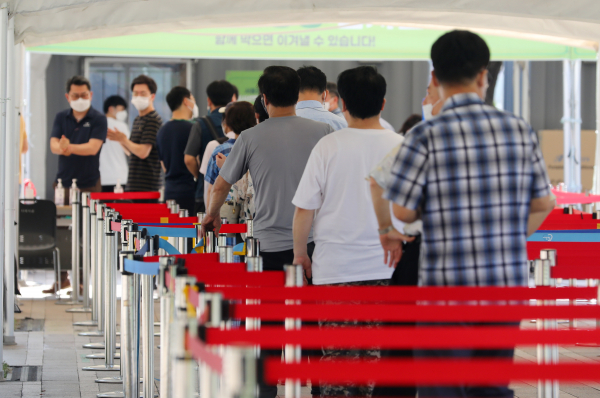 서울 중구 서울광장 임시선별검사소에서 검사를 받으려는 시민들이 줄을 서고 있다.