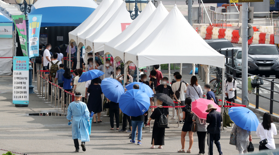 31일 오전 서울 중구 서울역광장에 마련된 코로나19 중구임시선별검사소 ⓒ뉴시스