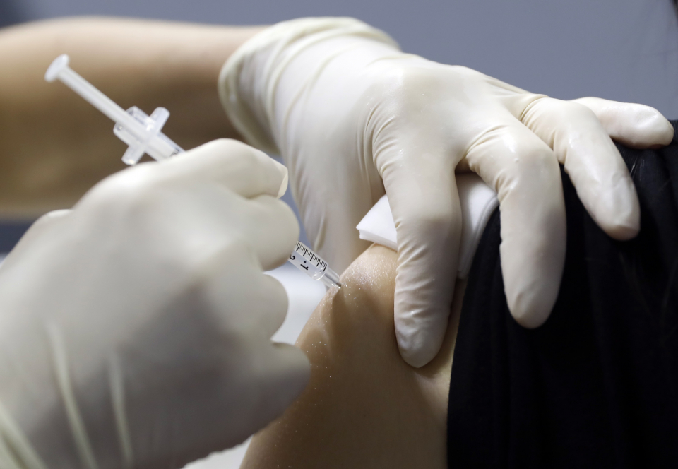 한 시민이 지난 7월 29일 서울 동작구 예방접종센터에서 코로나바이러스감염증-19(코로나19) 백신을 예방 접종하고 있다. ⓒ뉴시스