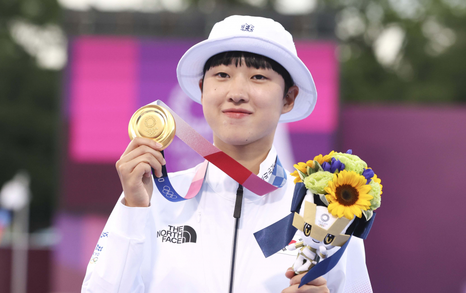 2020 도쿄올림픽 여자 양국 국가대표 안산 선수가 지난 7월 30일 일본 도쿄 유메노시마 양궁장에서 열린 여자 개인전 우승으로 양궁 3관왕을 달성한 뒤 시상식에서 금메달을 들고 포즈를 취하고 있다. ⓒ뉴시스