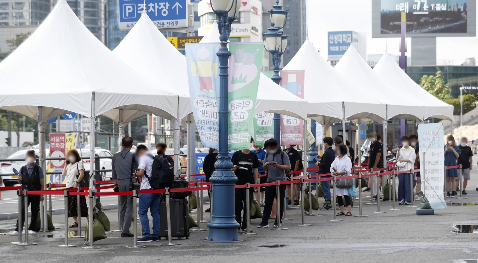 시민들이 4일 서울시 중구 서울역 광장에 마련된 임시선별검사소에서 코로나바이러스감염증-19(코로나19) 검사를 받기 위해 대기하고 있다. ⓒ뉴시스