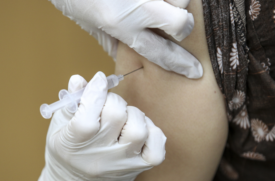 한 시민이 지난 5일 서울 동작구보건소에서 아스트라제네카 백신을 접종 받고 있다. ⓒ뉴시스