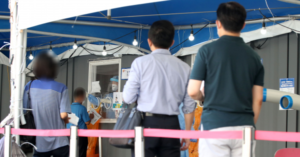 서울 중구 서울역광장에 마련된 코로나19 중구임시선별검사소에서 시민들이 검사를 받기 위해 줄 서 있다.