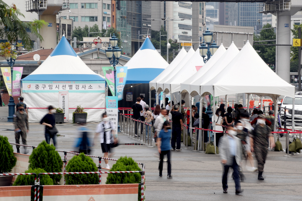 시민들이 11일 서울 중구 서울역에 설치된 코로나바이러스감염증-19(코로나19) 임시선별검사소에서 검사를 위해 줄을 서고 있다. ⓒ뉴시스