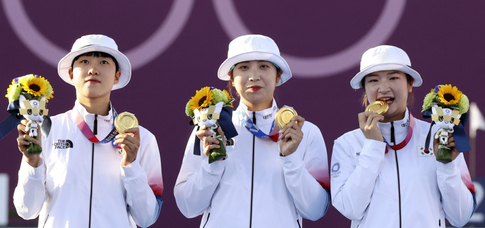 (왼쪽부터) 대한민국 여자 양궁 대표팀 안산, 장민희, 강채영 선수가 지난 7월 25일 일본 도쿄 유메노시마 양궁장에서 열린 2020 도쿄올림픽 양궁 여자단체전 시상식에서 금메달을 목에 걸고 사진 촬영을 하고 있다. ⓒ뉴시스