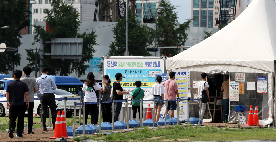 시민들이 지난 12일 서울 용산구 용산역에 설치된 코로나바이러스감염증-19(코로나19) 임시선별진료소에서 검사를 받기 위해 줄을 대기하고 있다. ⓒ뉴시스