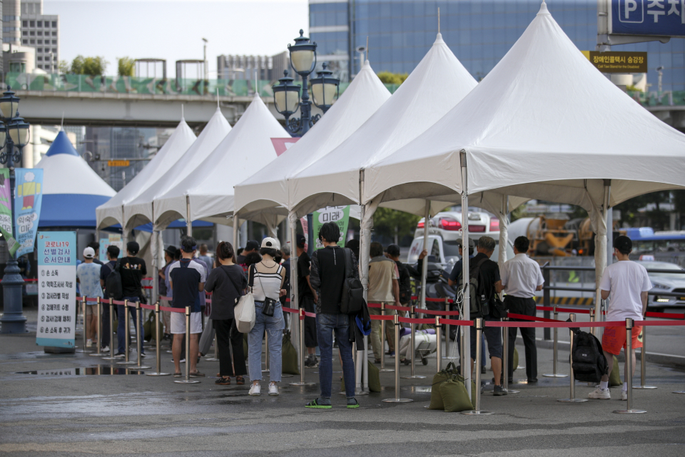 광복절 연휴 기간 서울 중구 서울역 광장 임시선별소를 찾은 시민들. ⓒ뉴시스