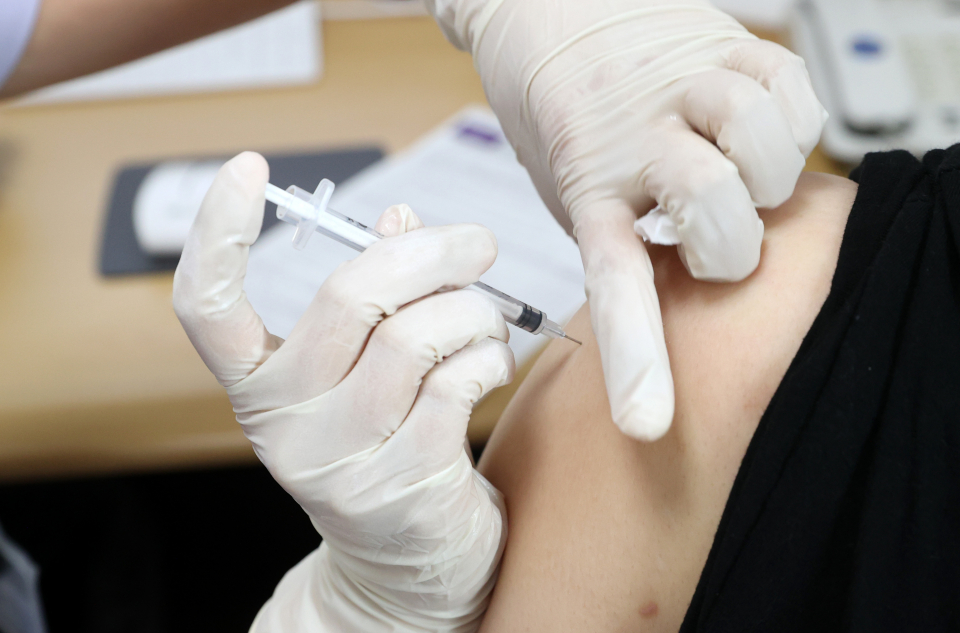 한 시민이 지난 18일 서울 강서구 서울부민병원에서 코로나바이러스감염증-19(코로나19) 예방 백신을 접종 받고 있다. ⓒ뉴시스
