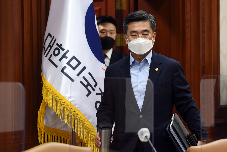 서욱 국방부 장관이 지난 5일 서울 종로구 정부서울청사에서 열린 국정현안점검조정회의에 참석하고 있다. ⓒ뉴시스