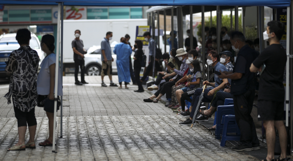 23일 오전 서울 관악구보건소에 설치된 코로나19 선별진료소를 찾은 시민들이 검사를 받기 위해 대기하고 있다.