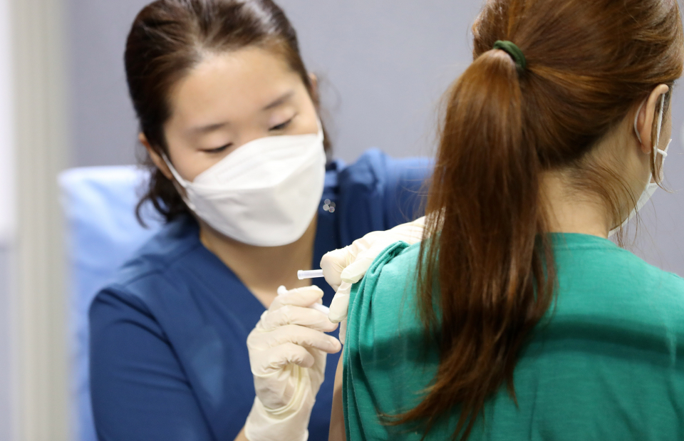 의료진이 지난 24일 서울 동작구 예방접종센터에서 시민에게 코로나바이러스감염증-19(코로나19) 예방백신을 접종하고 있다. ⓒ뉴시스