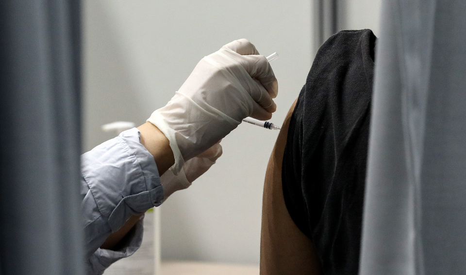 의료진이 지난 25일 서울 마포구민체육센터에 설치된 코로나바이러스감염증-19(코로나19) 예방접종센터에서 시민에게 백신을 접종하고 있다. ⓒ뉴시스