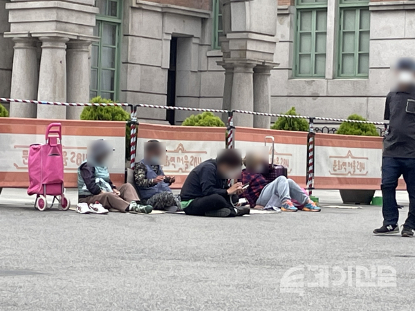 서울역 광장에서 20대 후반 젊은 노숙인이 역광장 와이파이에 의지한 채 스마트폰을 보고 있다.